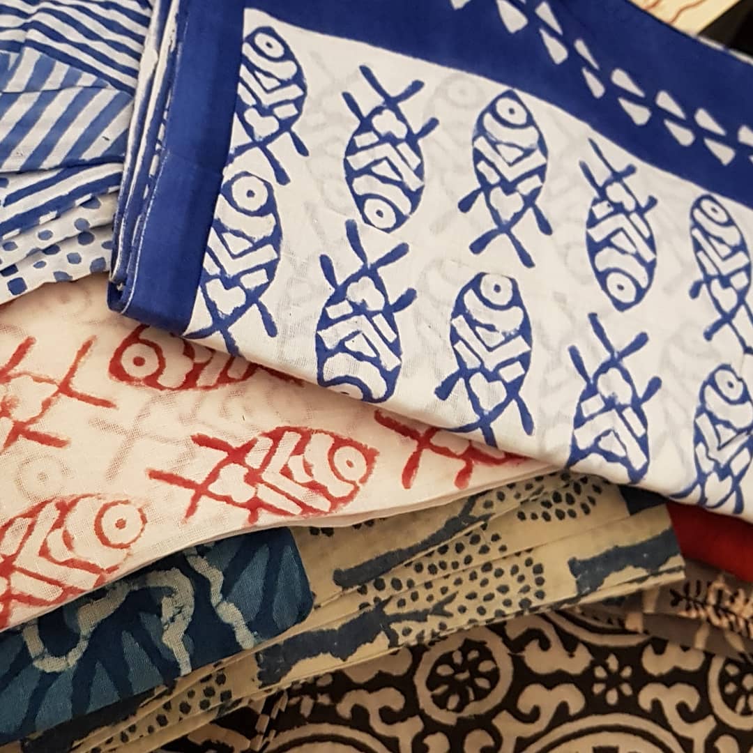 Handgefertigte Schals und Stoffe aus Baumwolle und Seide