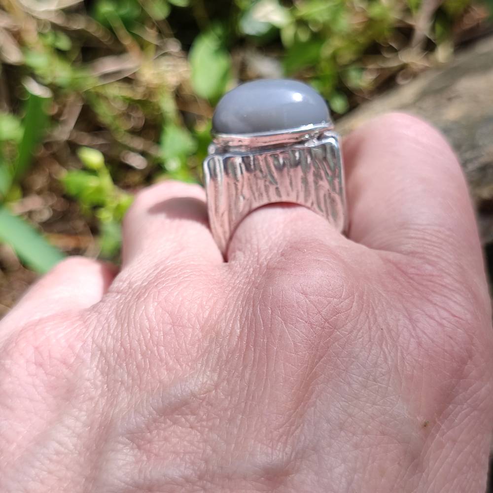 Handgefertigter grauer Adularia-Ring in 925er Silber - Einzelstück
