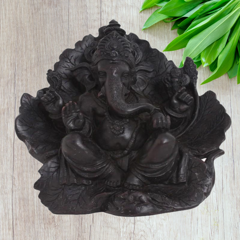 Ganesh-Statue auf Blatt | Hindu-Gottheit