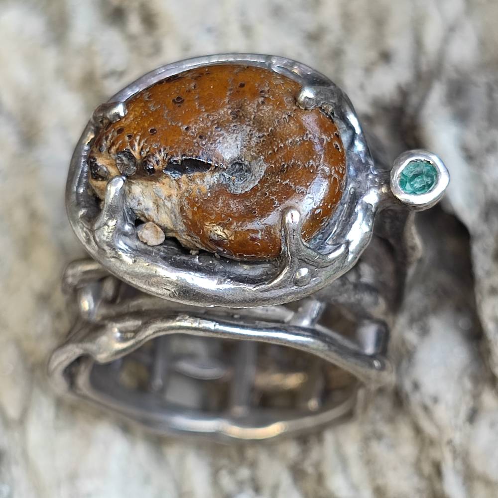 Handgefertigter Ring aus Ammonit-Fossil und Smaragd in 925er Silber - Einzelstück