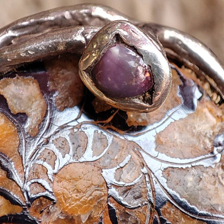 Handgefertigter Ring Ammonit Fossil und Rubin in 925er Silber - Einzelstück