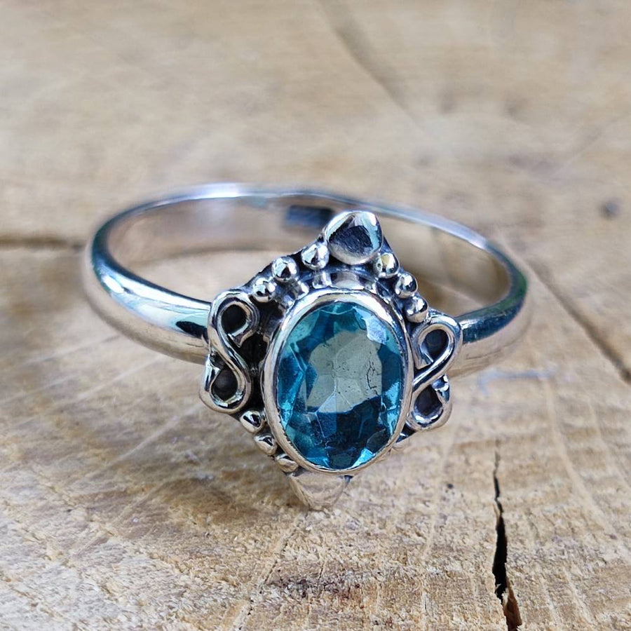 Ring aus 925er Silber mit blauem ILESH-Topas