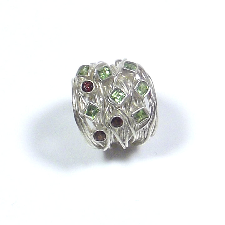 Zeitgenössisches Juwel | RING aus 925er Silber mit PERIDOT und Granat