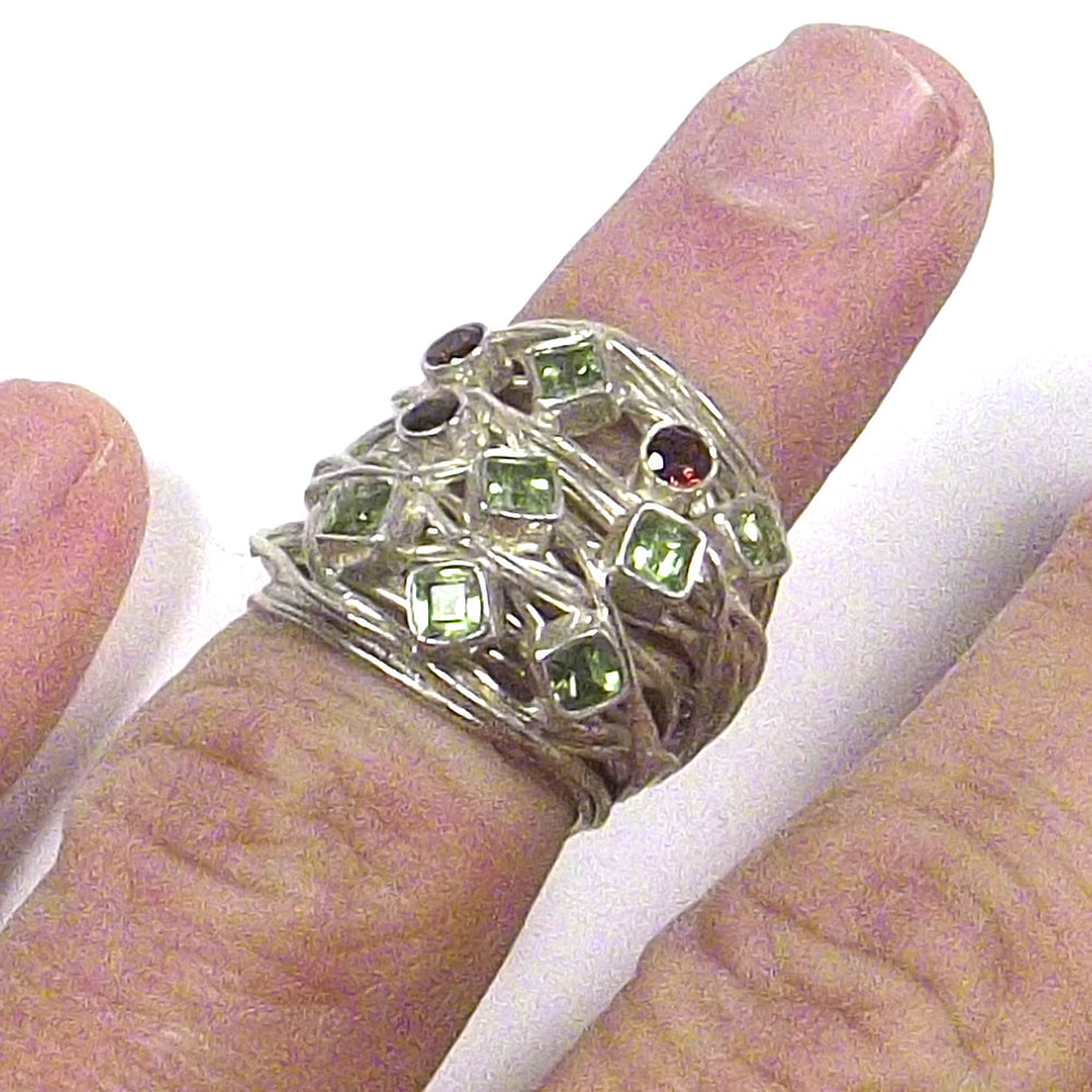 Zeitgenössisches Juwel | RING aus 925er Silber mit PERIDOT und Granat