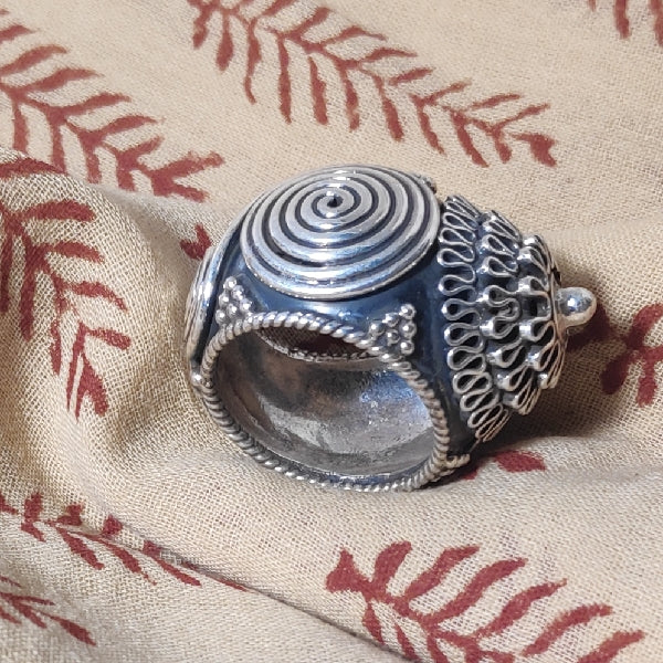 Anello etnico in argento con filigrana