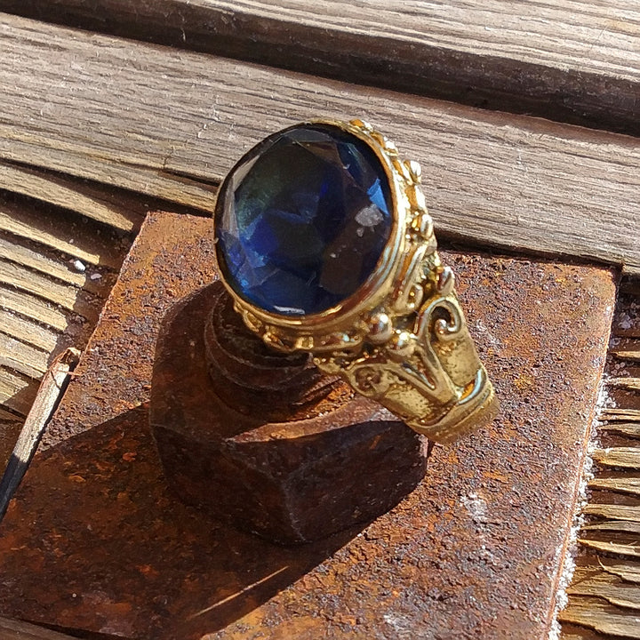 RING mit AANGA-Stein aus goldfarbenem Messing