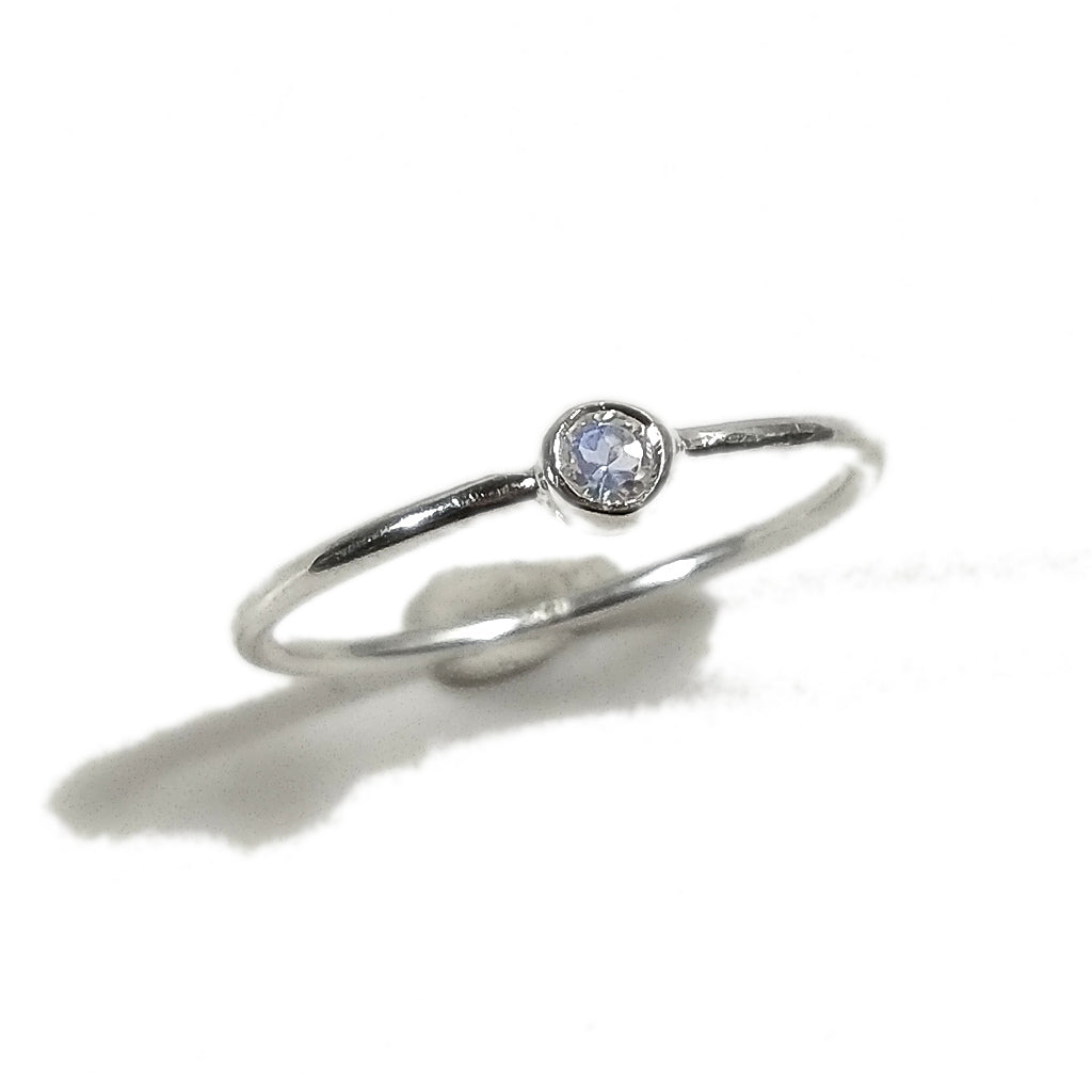 Stapelbarer Ring aus 925er Silber mit Stein | Minimal Die Glühwürmchen