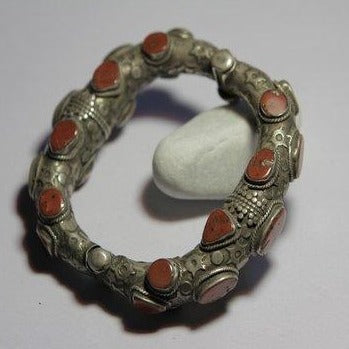 Ethnisches Armband aus Silber und Halbedelsteinen