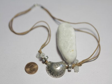 Collana cordino con ciondolo in argento e pietre dure