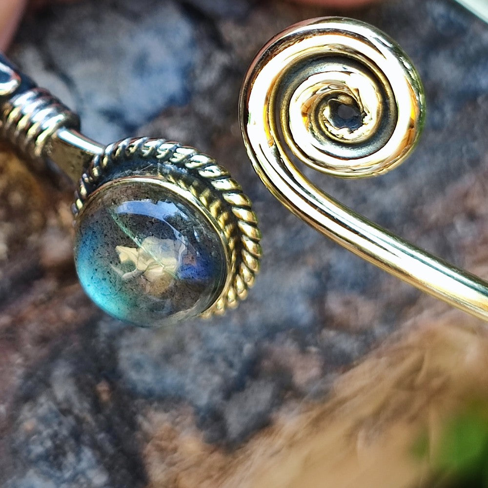 INDUMA Spiralarmband aus Messing mit Labradorit-Stein