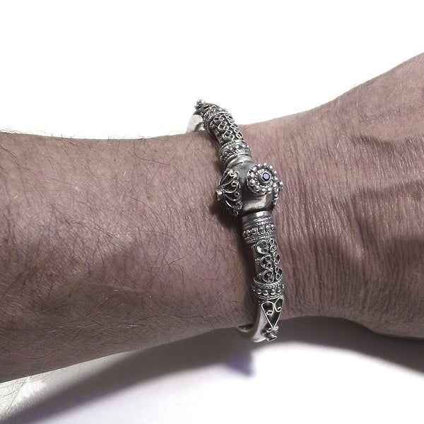 PRAVI Ethno-Armband aus starrem Silber mit SCHWARZEM SPINEL | Ethnischer Schmuck Il mondo di Wit