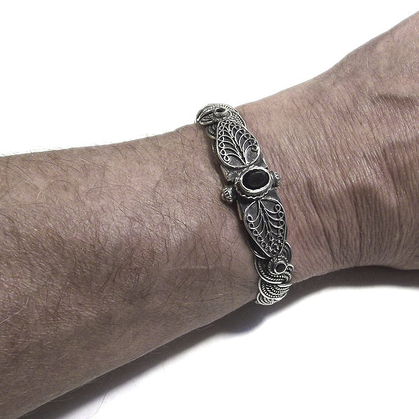Ethnisches SWARA-Armband in starrem Silber mit SCHWARZEM SPINEL | Ethnischer Schmuck Il mondo di Wit