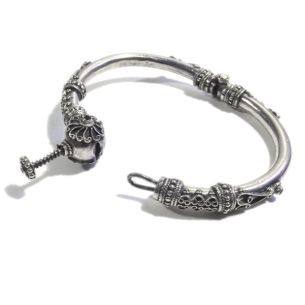 PRAVI Ethno-Armband aus starrem Silber mit SCHWARZEM SPINEL | Ethnischer Schmuck Il mondo di Wit
