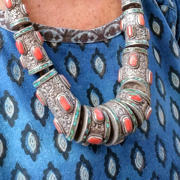 Collana TIBETANA in argento antico con corallo rosso