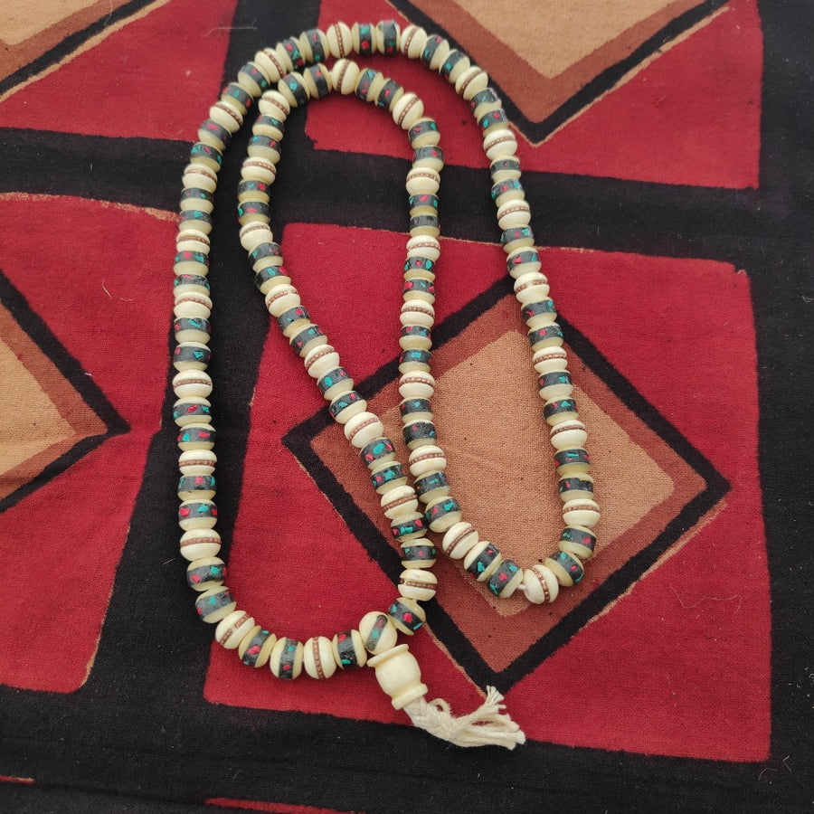 Ethnische Japa Mala Halskette aus weißem Knochen – RAIKARA