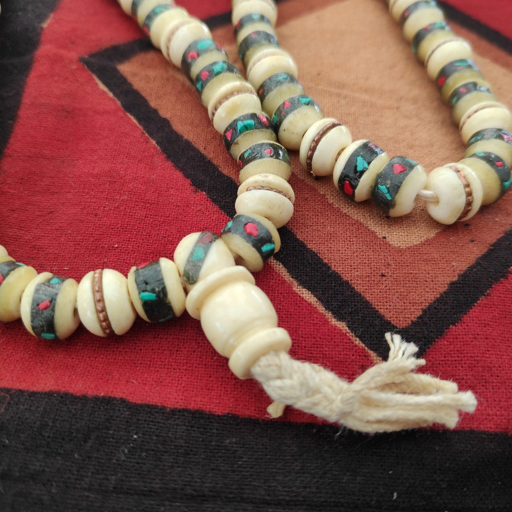 Ethnische Japa Mala Halskette aus weißem Knochen – RAIKARA