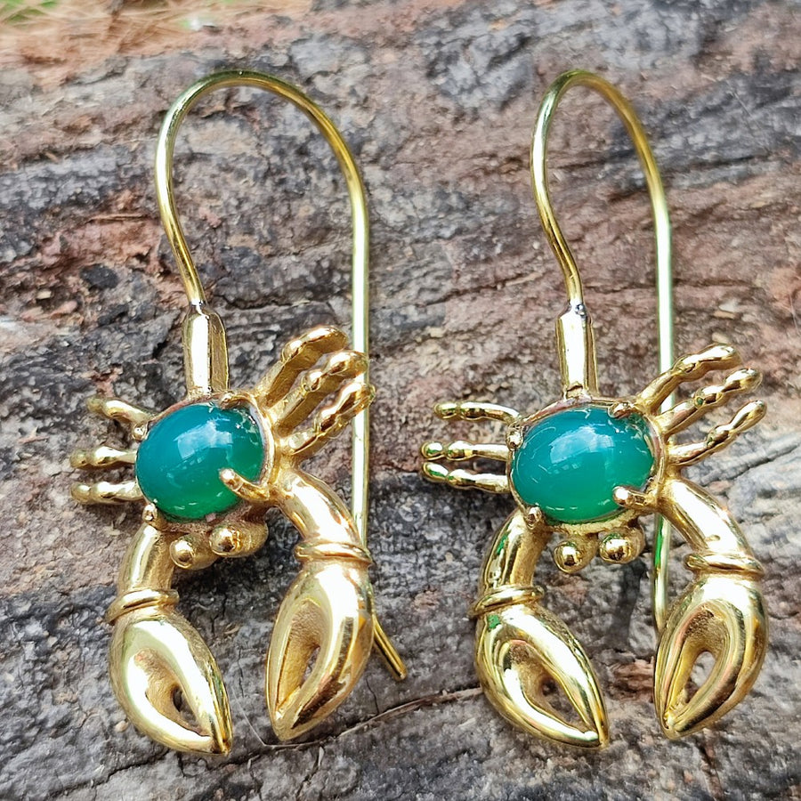 JAYANI Skorpion-Ohrringe aus Messing mit grünem Achatstein
