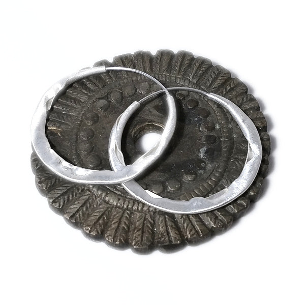 Handgefertigte Creolen aus satiniertem 925er Silber – MONI